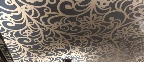 Тканевый натяжной потолок с имитацией рисунка